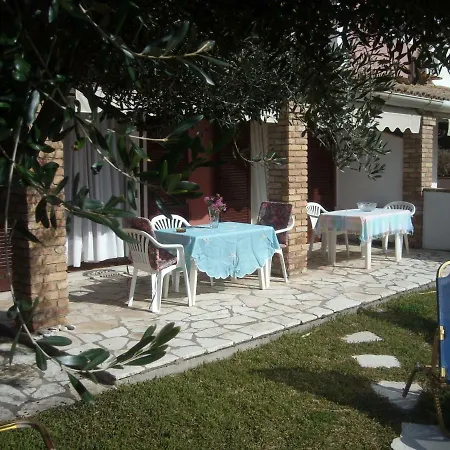 Dom wakacyjny Menigos 57 Seafront With Garden